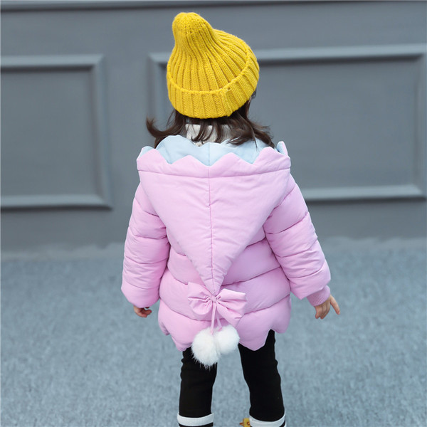 Aktuális gyerekkabát három színben 3D elemekkel és gombokkal lányoknak