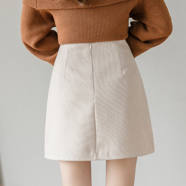 Aktuális női szoknya magas derékkal, szürke és bézs gombokkal