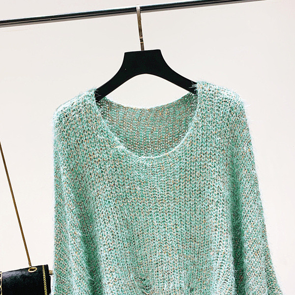 Női téli pulóver kerek nyakkivágással, szakadt motívumokkal zöld színben