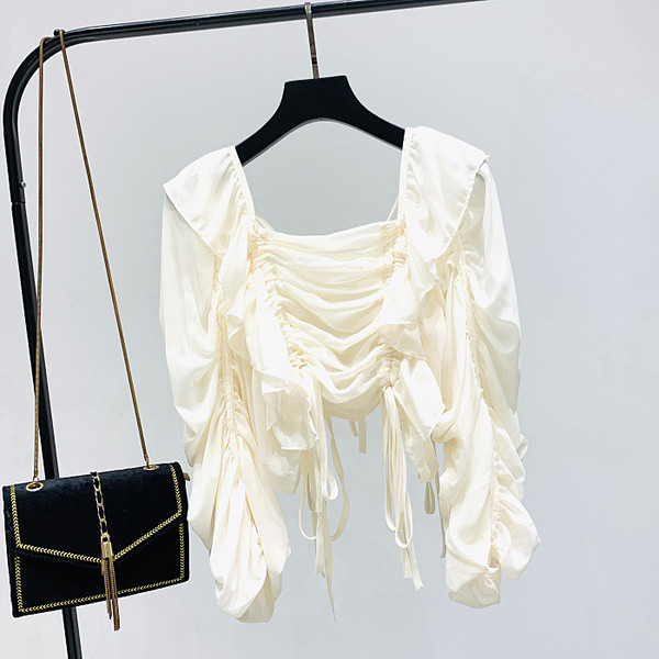 Modern női blúz fekete-fehérben a mellrészen