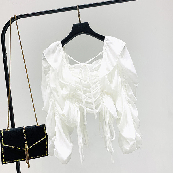 Modern női blúz fekete-fehérben a mellrészen