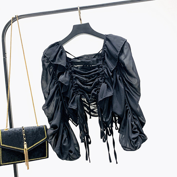 Modern női blúz fekete-fehérben a mellrészen