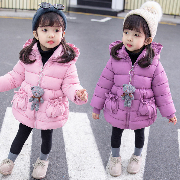 Aktuális gyerekkabát lányoknak három színben, zsebekkel és kapucnival