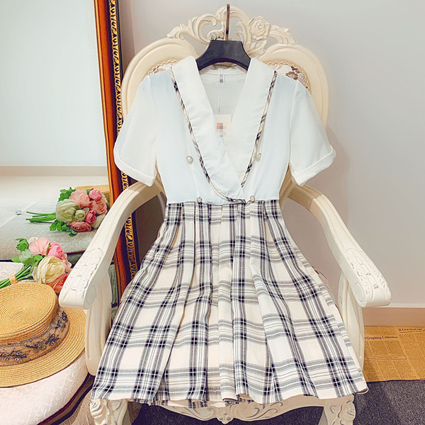 Női ruha rövid ujjal és spitz dekoltázssal