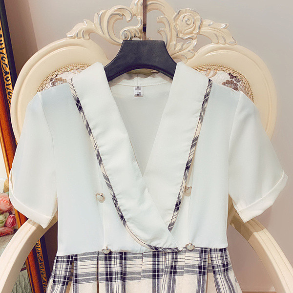 Női ruha rövid ujjal és spitz dekoltázssal