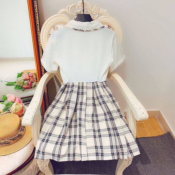 Női ruha rövid ujjal és spitz dekoltázssal