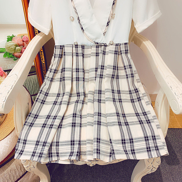 Női ruha rövid ujjal és spitz dekoltázssal