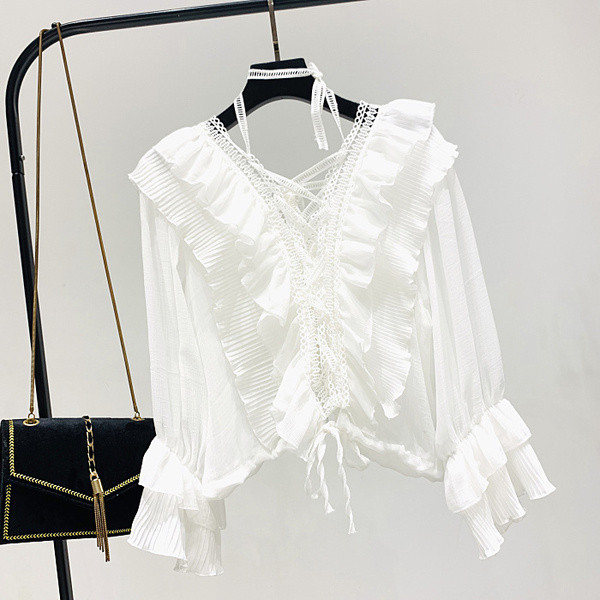 Női blúz derékrésszel és csipkével, fekete-fehér színben