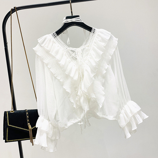 Női blúz derékrésszel és csipkével, fekete-fehér színben