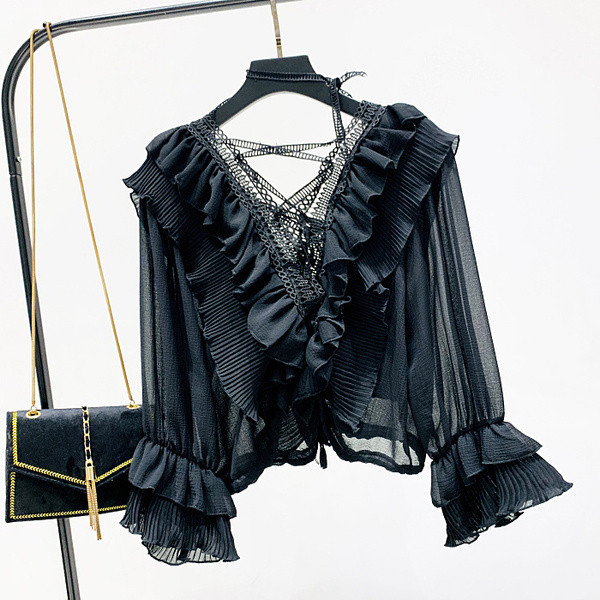 Női blúz derékrésszel és csipkével, fekete-fehér színben