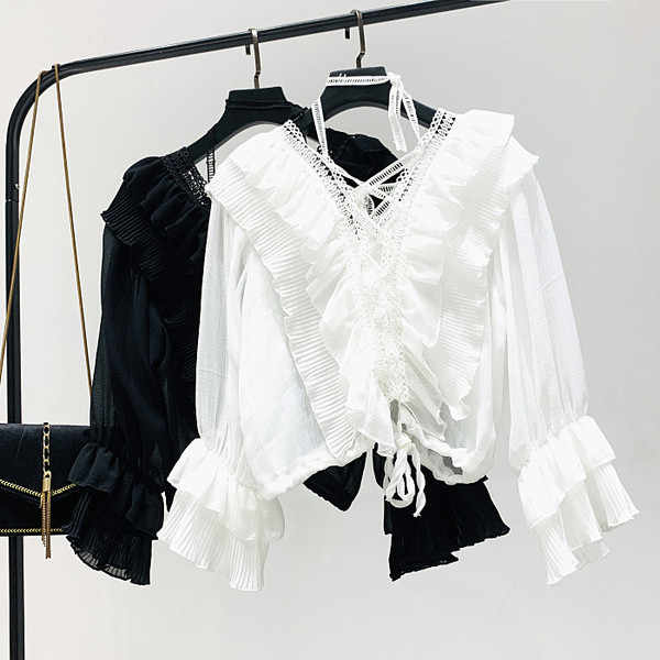 Női blúz derékrésszel és csipkével, fekete-fehér színben