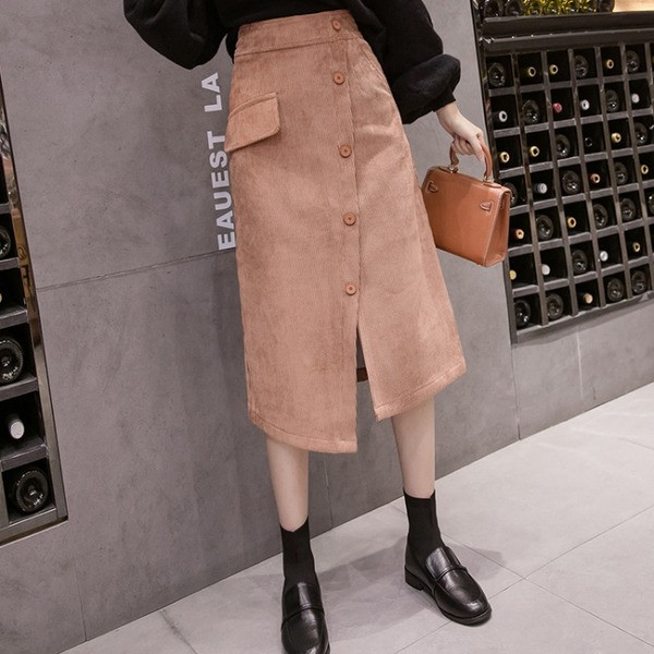 Modern női szoknya hasítékkal és gombokkal fekete és barna színben