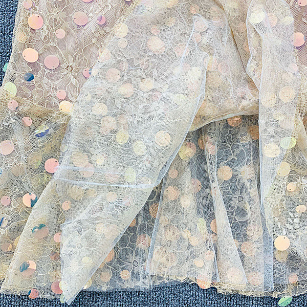 Stílusos női ruha vékony pántokkal és flitterekkel