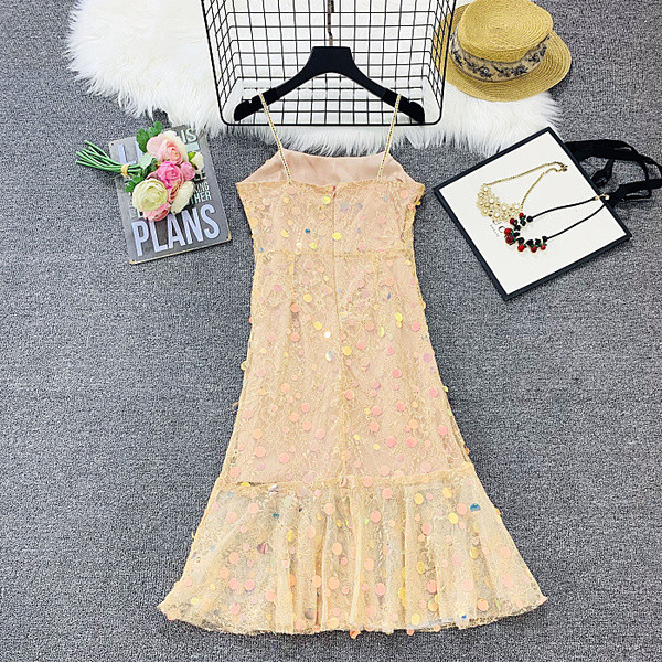 Stílusos női ruha vékony pántokkal és flitterekkel