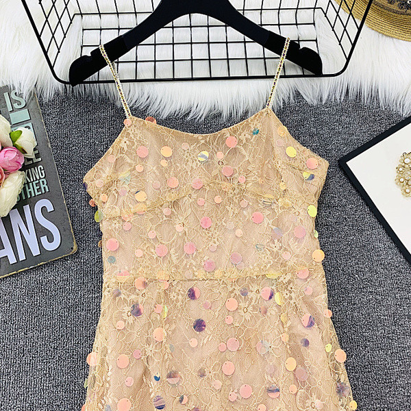 Stílusos női ruha vékony pántokkal és flitterekkel