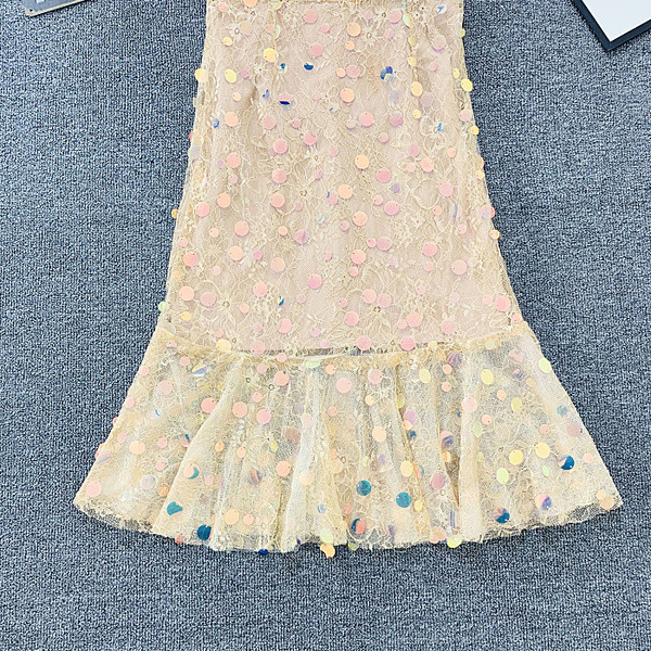 Stílusos női ruha vékony pántokkal és flitterekkel