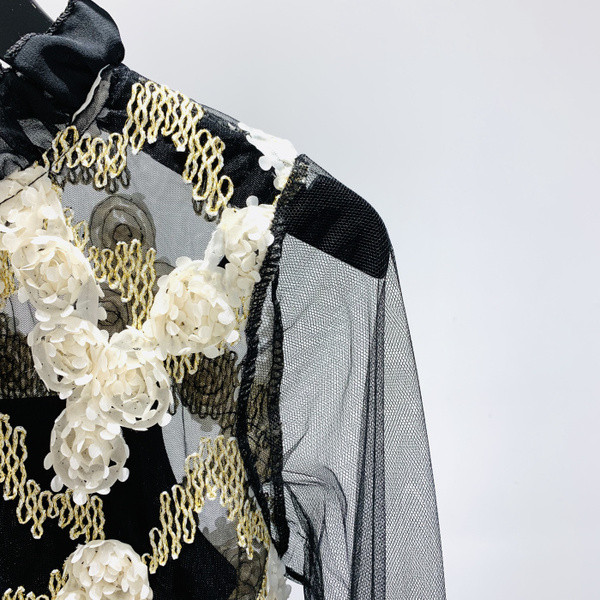 Korszerű női blúz csipkeujjal és 3D elemmel