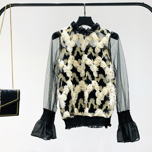 Korszerű női blúz csipkeujjal és 3D elemmel