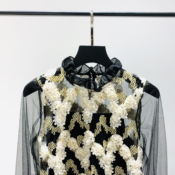 Korszerű női blúz csipkeujjal és 3D elemmel