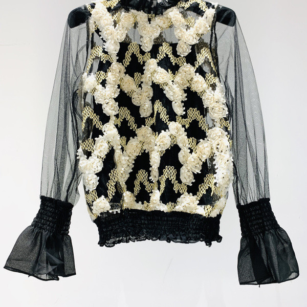 Korszerű női blúz csipkeujjal és 3D elemmel