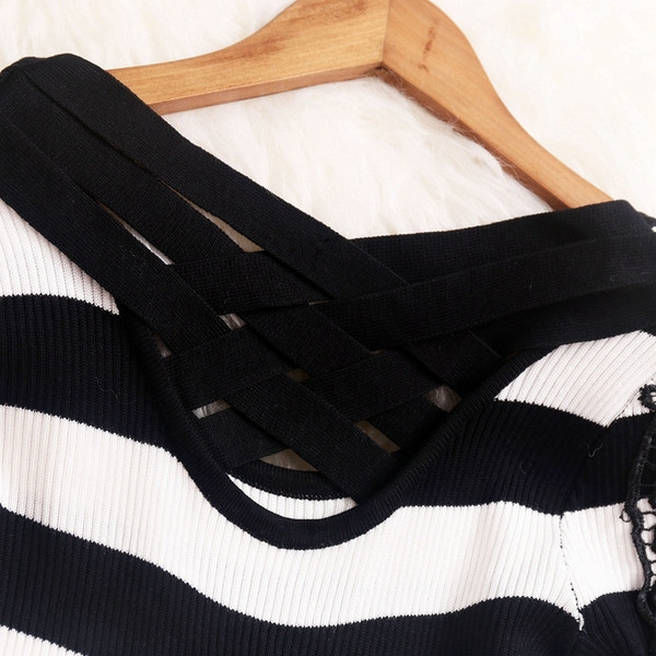 Alkalmi női ruha ujján csipkével, két színben