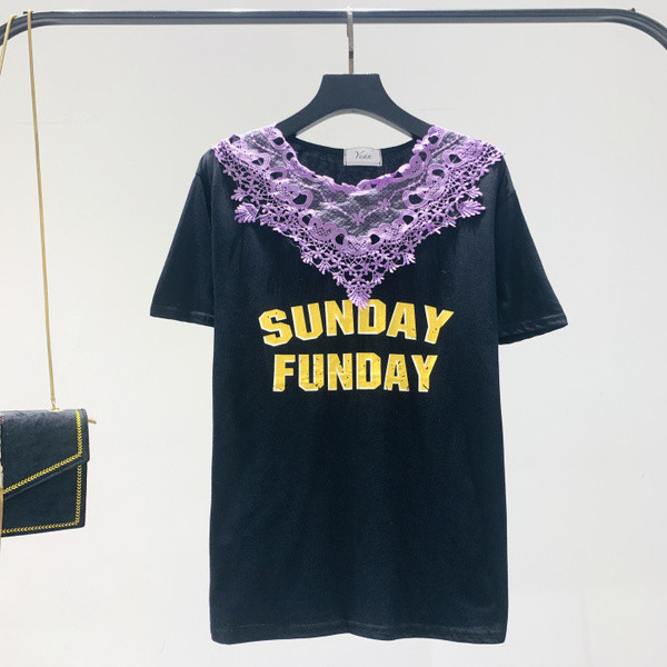 Modern női póló csipkével és színes felirattal