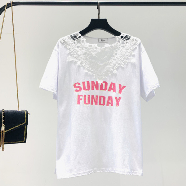 Modern női póló csipkével és színes felirattal