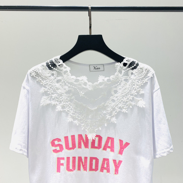 Modern női póló csipkével és színes felirattal