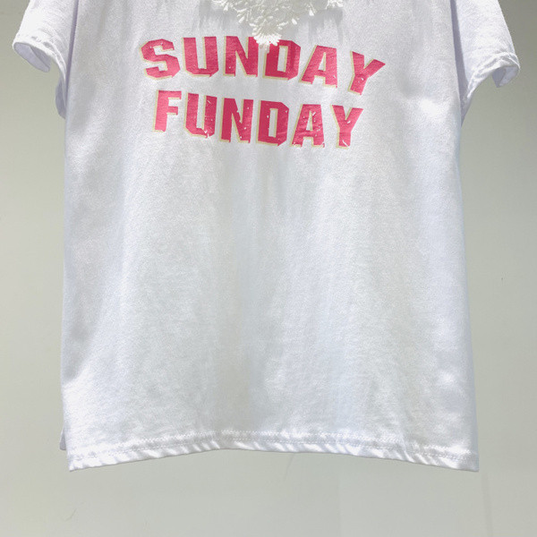 Modern női póló csipkével és színes felirattal