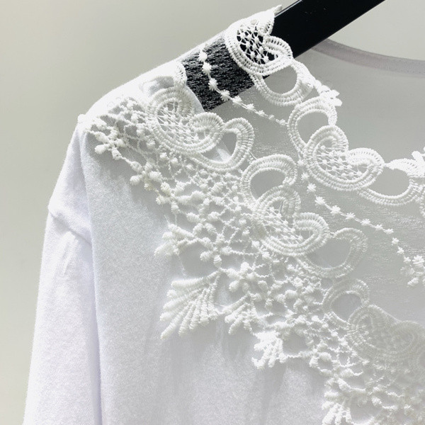 Modern női póló csipkével és színes felirattal