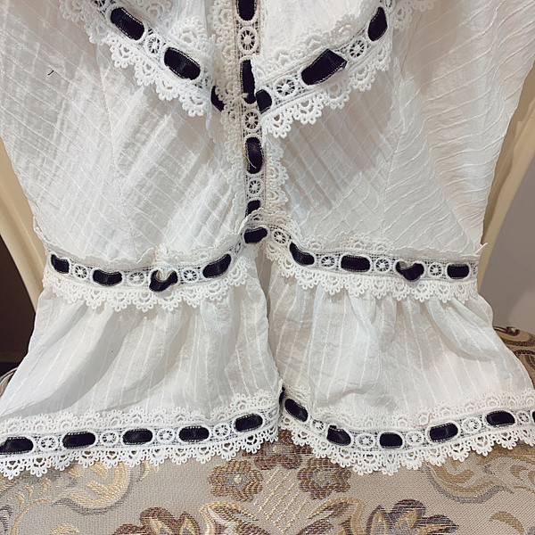 Női csipke felső fekete-fehér színben