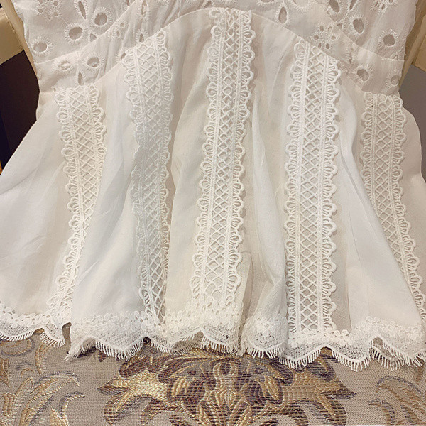 Női modern tanktop kivágásos modell széles pántokkal