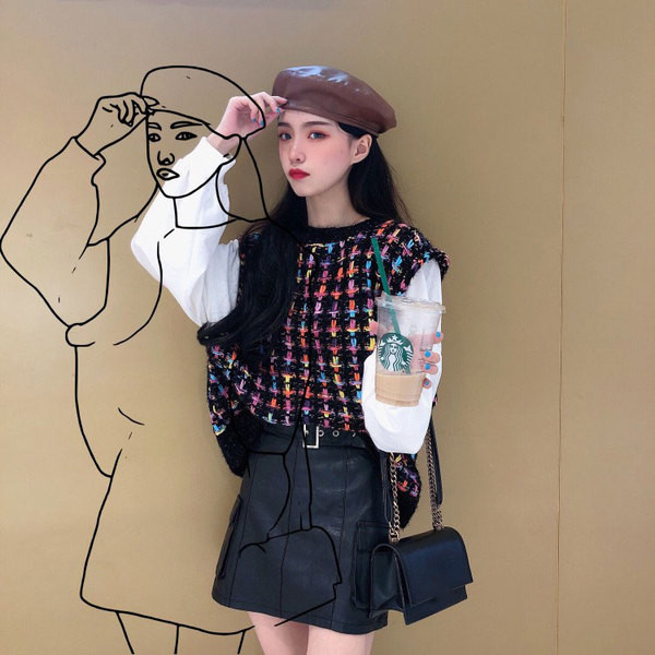 Modern női kötött blúz ovális nyakkivágással, két színben