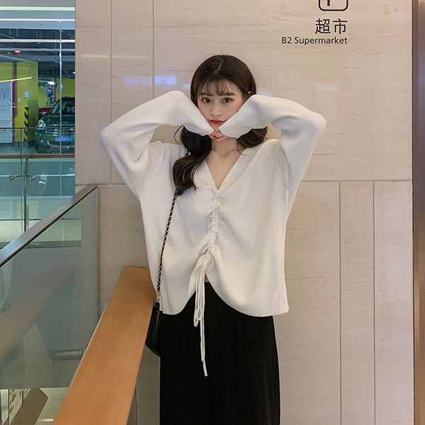 Női alkalmi piros-fehér blúz, nyakkendővel