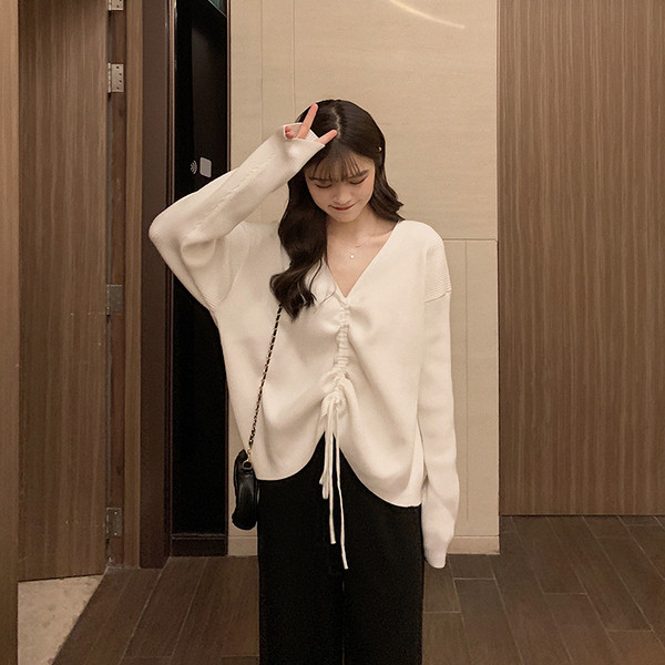 Női alkalmi piros-fehér blúz, nyakkendővel