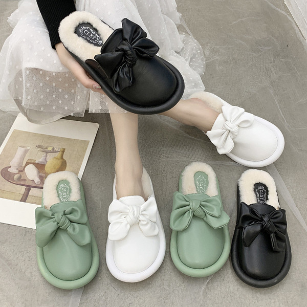 Otthoni műbőr papucs tollal és szalaggal, fekete, zöld és fehér színekben