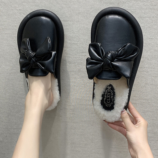 Otthoni műbőr papucs tollal és szalaggal, fekete, zöld és fehér színekben