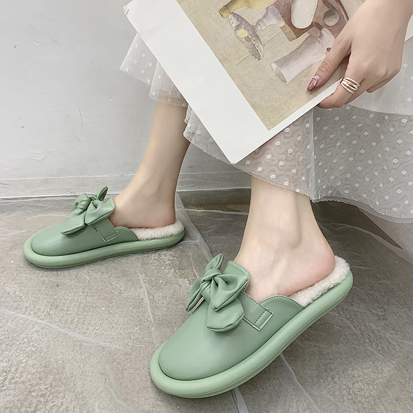 Otthoni műbőr papucs tollal és szalaggal, fekete, zöld és fehér színekben