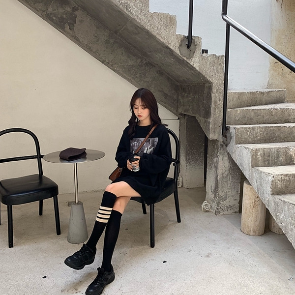 Fekete színű hosszú női pulóver rátéttel