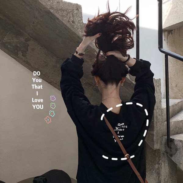 Fekete színű hosszú női pulóver rátéttel