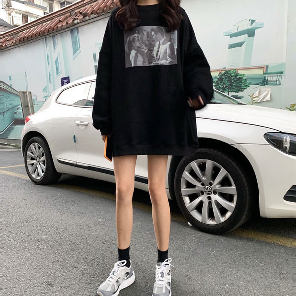 Fekete színű hosszú női pulóver rátéttel