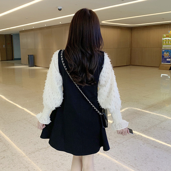 Női aktuális rövid ruha, hosszú ujjú fekete színben