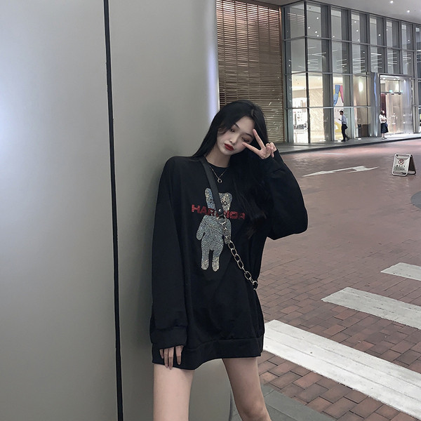 Női lezser hosszú fekete blúz, ovális nyakkivágással