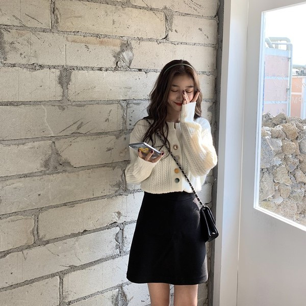 Női alkalmi mellény színes gombokkal, két színben