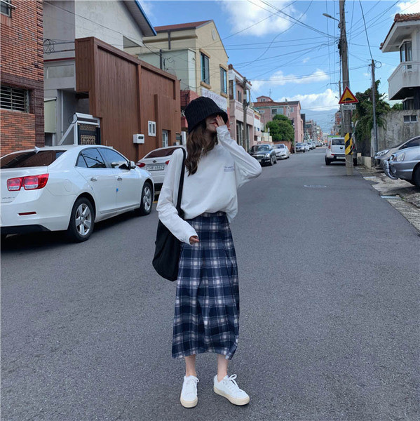 Kék-fehér női blúz ovális nyakkivágással és felirattal