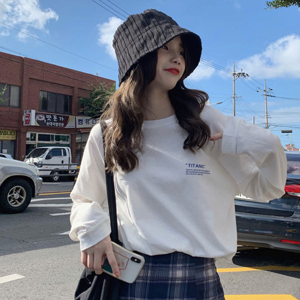 Kék-fehér női blúz ovális nyakkivágással és felirattal