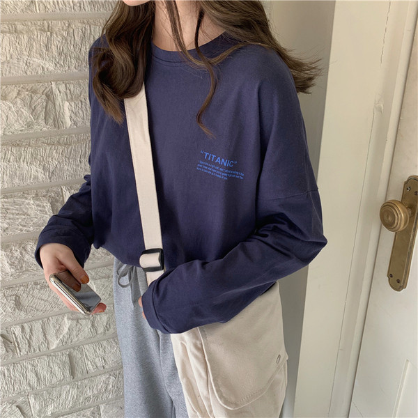 Kék-fehér női blúz ovális nyakkivágással és felirattal