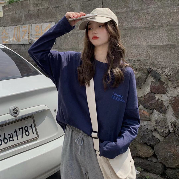 Kék-fehér női blúz ovális nyakkivágással és felirattal