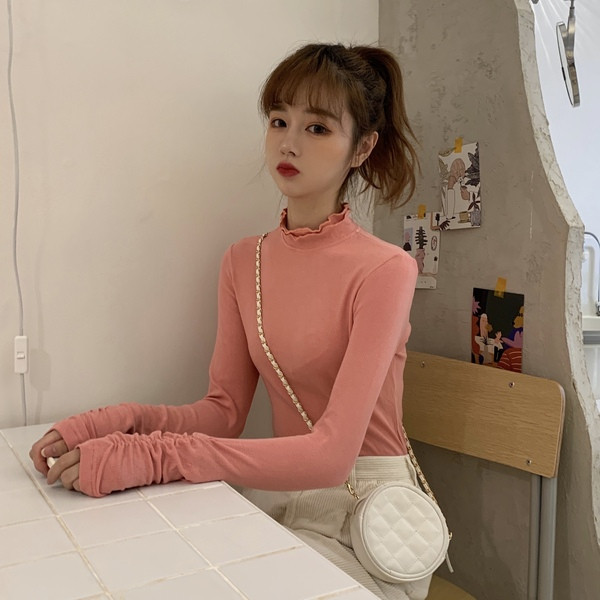 Női blúzhoz szabott modell három színben, félmagas gallérral