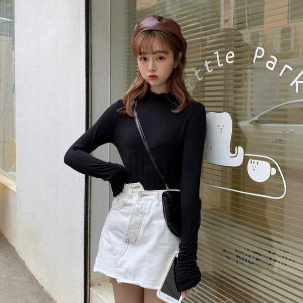 Női blúzhoz szabott modell három színben, félmagas gallérral